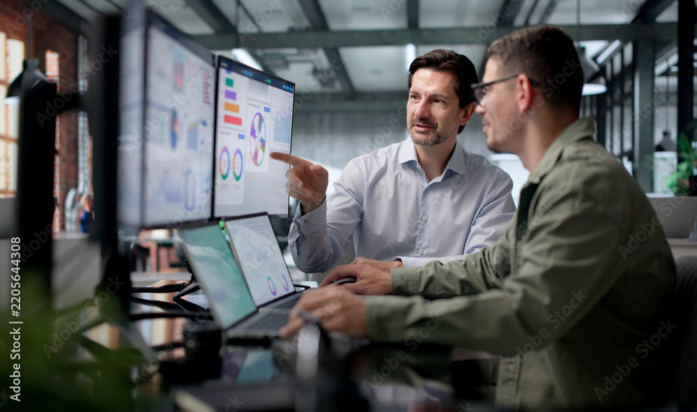 Obraz premium Financial Analysts Discuss Key Performance Data While Working