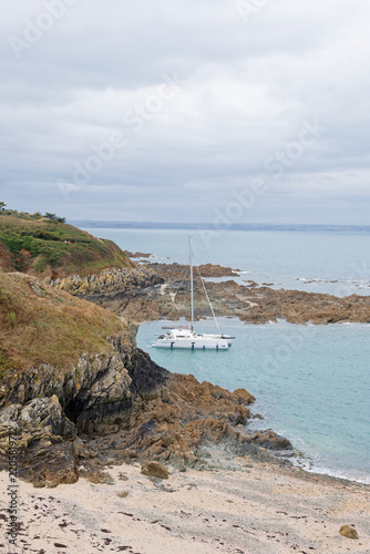 Découvrez le Port de Dahouët à Pléneuf-Val-André, port historique pittoresque de Bretagne. Entre bateaux, demeures de marins et départ du GR34, c'est une escale authentique et charmante.