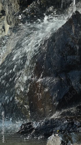 岩に流れるスローモーションの滝の水.Slow motion of waterfall flowing over rocks