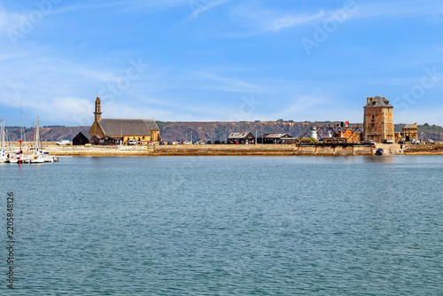 Vue panoramique sur le port, l'église Rocamadour et la tour Vauban de Camaret 