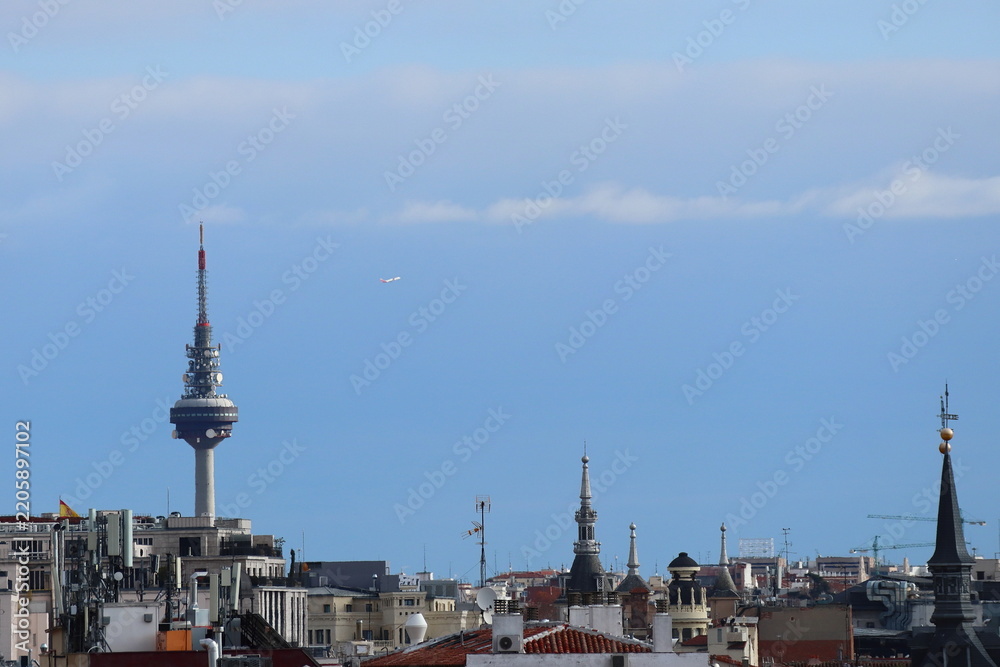 Obraz premium Spectacular aerial view of Madrid with a telecommunications tower on the horizon
