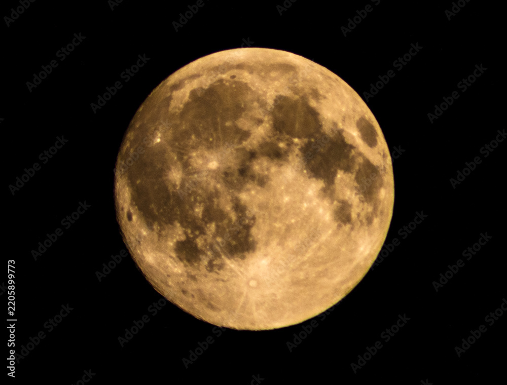 Fototapeta premium Ancestral Light: Autumn Full Moon in High Definition
