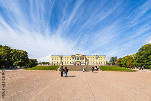Blick auf das Königliche Schloss mit Park in Oslo, Norwegen