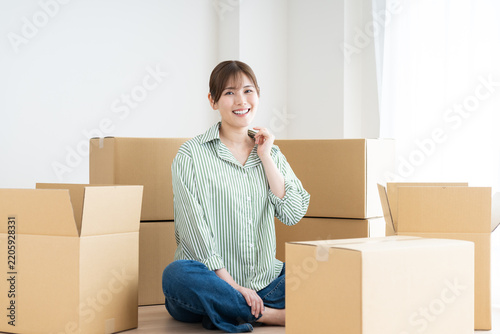 引っ越しをする若い女性