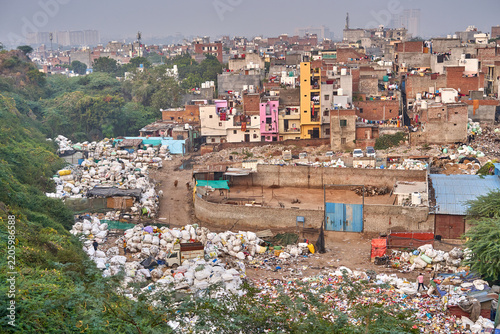 Foto Aerial view of a densely populated urban informal settlement in India, showing m