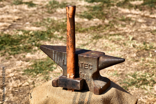 Fotografía Blacksmith anvil and hammer in a rustic outdoor setting