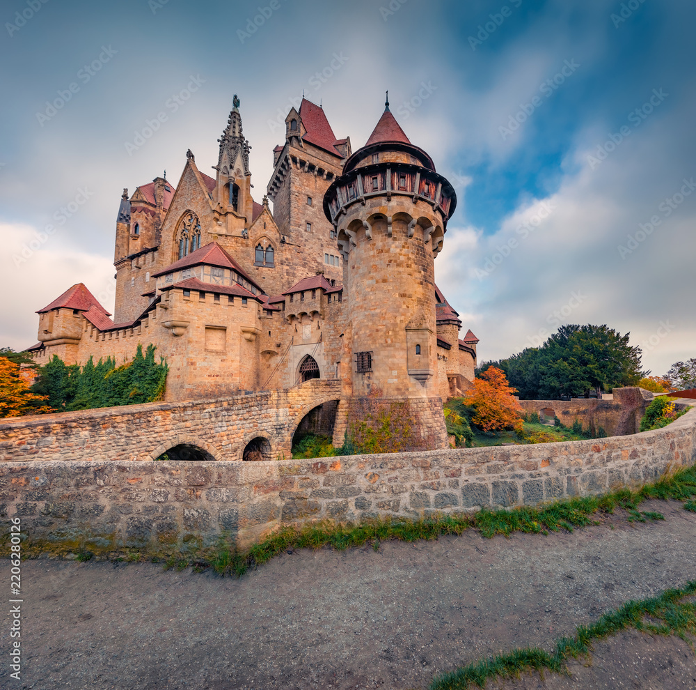 Obraz premium Gorgeous autumn view of Kreuzenstein medieval castle with half-timbered buildings. Incredible evening cityscape of Leobendorf, Austria, Europe. Traveling concept background.