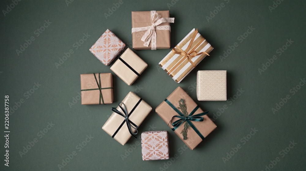Obraz premium Aesthetic Top View of Various Gift Boxes Wrapped in Kraft and Patterned Paper Arranged in a Circle on Dark Green Background, Festive Holiday Present Collection for Christmas and Special Occasions