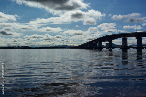 ​道の駅米プラザから望む琵琶湖大橋と青空の風景　滋賀県大津市・琵琶湖の爽やかな湖畔と巨大な橋のロケーション（