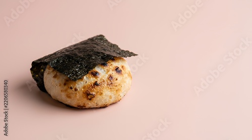 Obraz na płótnie 淡いピンク背景の海苔を巻いた焼き餅