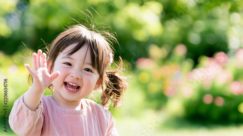 Naklejka 笑顔で手を振る女児と子育て・家族の暮らしのイメージ