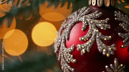 Nostalgisches rotes Glasornament an frostigem Tannenzweig