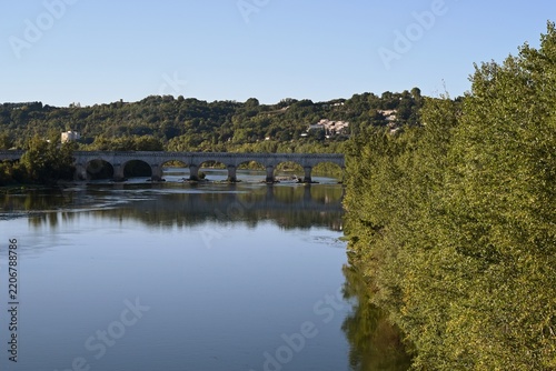 Fleuve la Garonne passant à Agen avec le pont-canal au second plan
