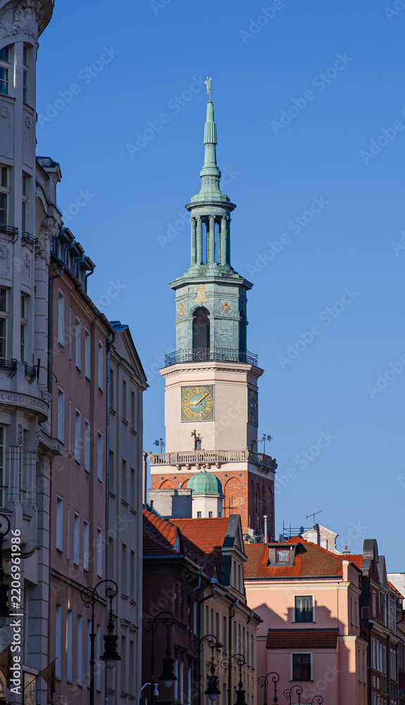 Obraz premium Poznan Town Hall Clock Tower Rising Above Historic Old Town Buildings in Poland