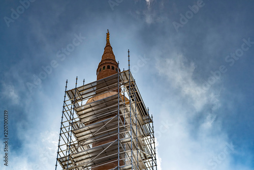 Fotografía Minaret of an ancient mosque encased in scaffolding for restoration