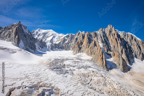 Le sommet du mont Blanc avec le Glacier du Géant en avant plan