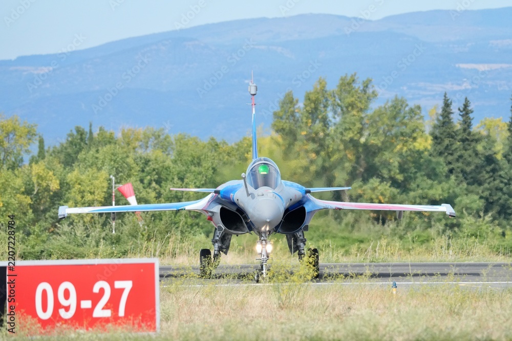 Fototapeta premium Rafale Solo Display 2026 roulage vue face