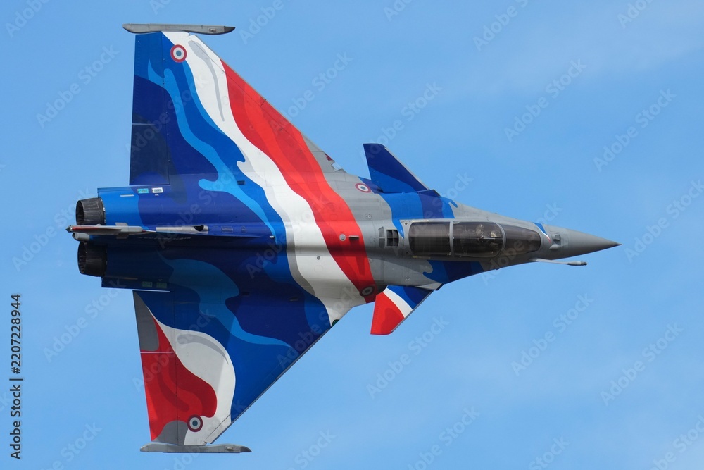 Fototapeta premium Rafale Solo Display 2026 en vol gros plan
