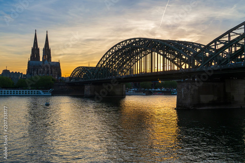 Sonnenuntergang in Köln am Rhein mit Blick auf Dom und Hohenzollernbrücke