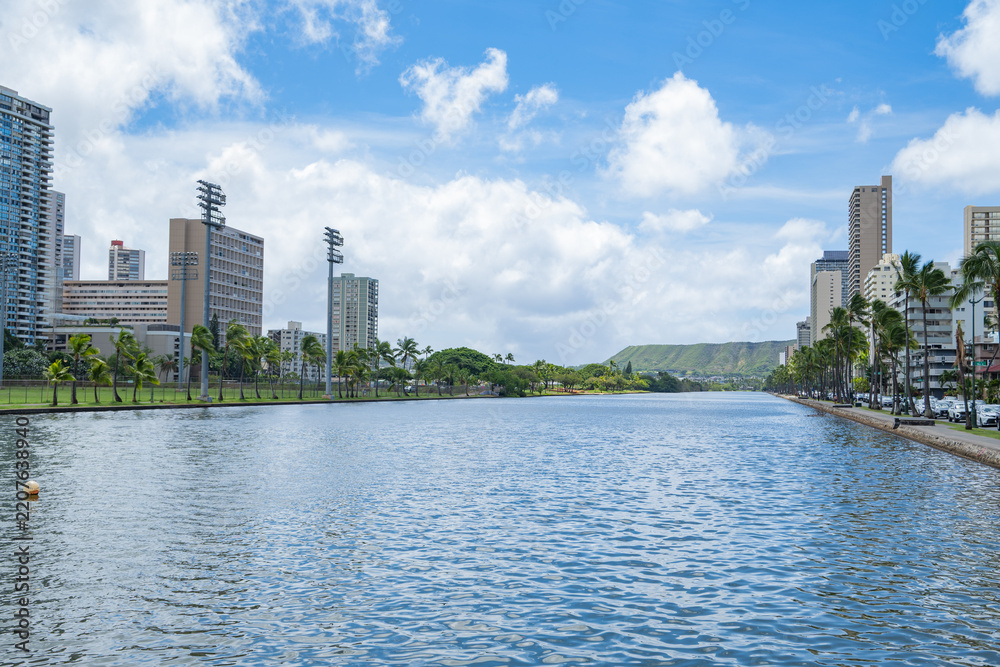 Obraz premium Ala Wai Canal and Diamond Head in Hawaii 
