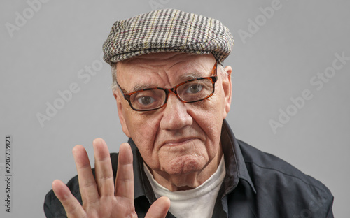 portrait vieil homme lunettes et béret visage expressif