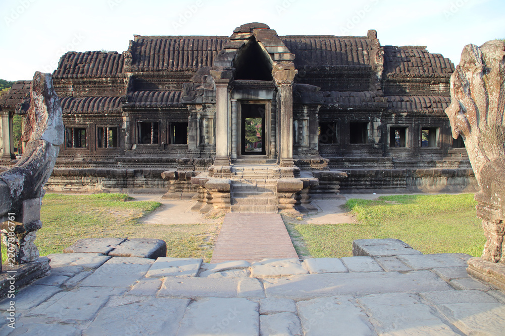 Obraz premium ruined khmer hindu and buddhist temple (angkor vat) in angkor in siem reap in cambodia 
