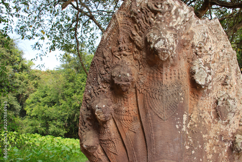 Obraz premium sculpted naga in a ruined khmer hindu and buddhist temple (beng mealea) in angkor in siem reap in cambodia 
