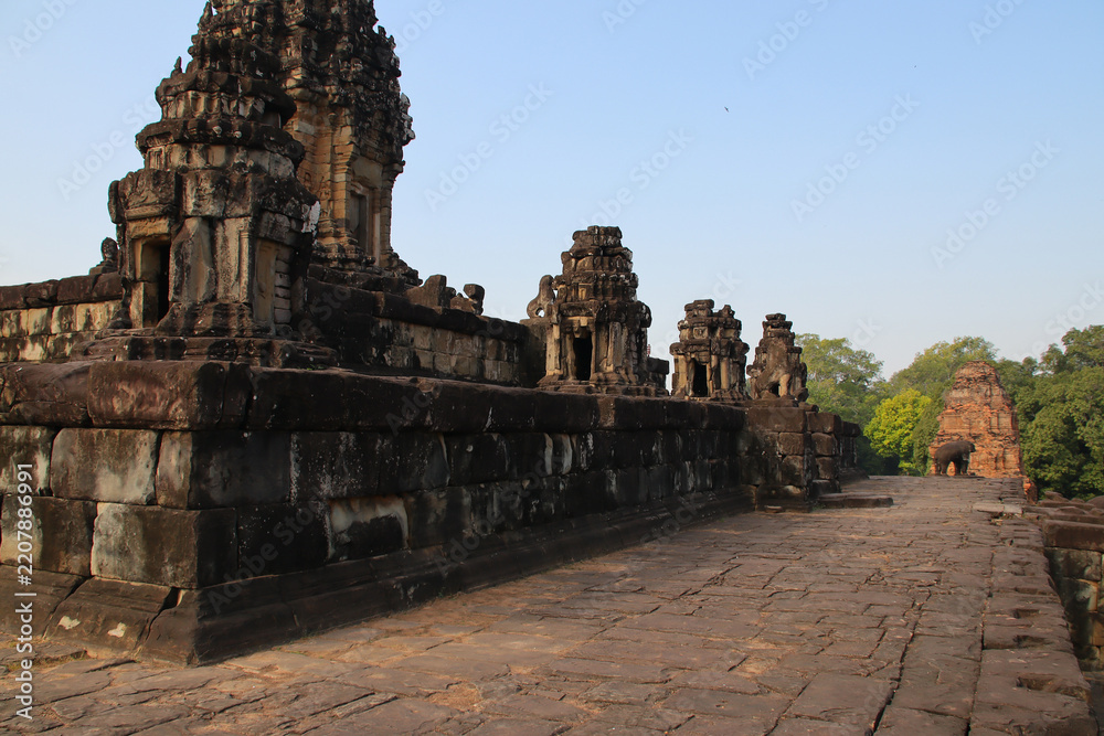 Obraz premium ruined khmer hindu and buddhist temple (bakong) in angkor in siem reap in cambodia 