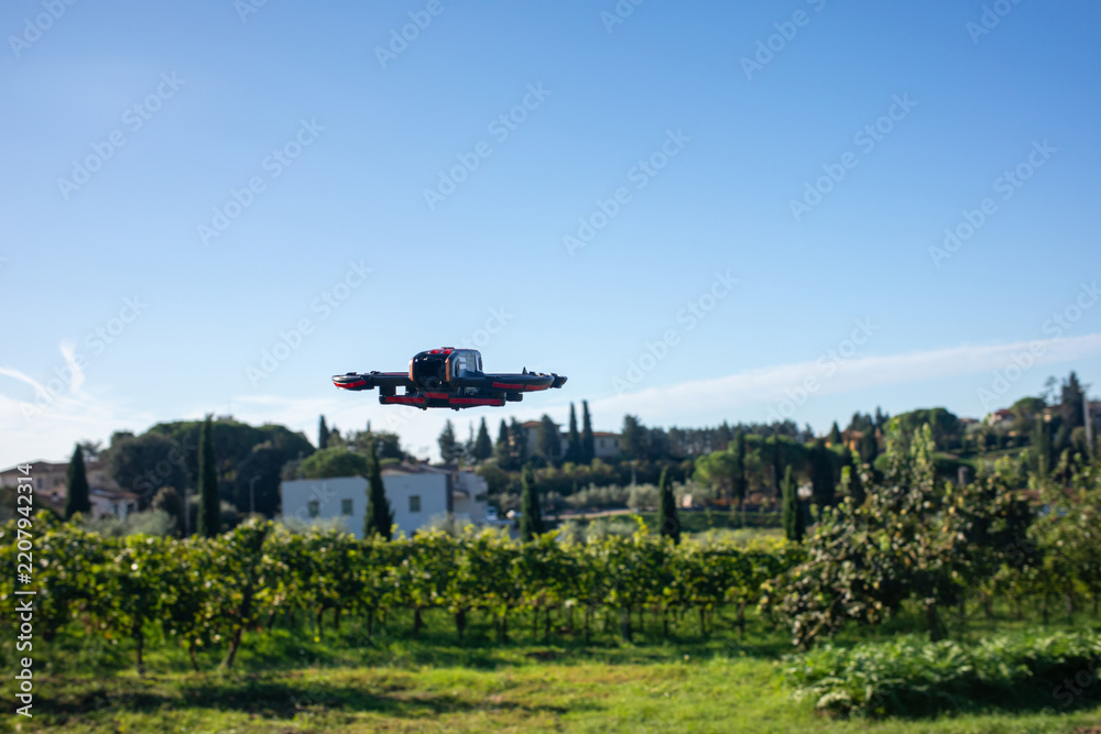 Obraz premium Personal eVTOL aircraft flying over Italian vineyard landscape