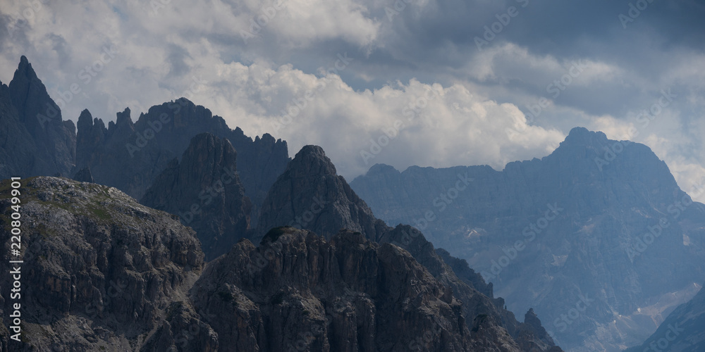 Obraz premium beautiful scenery of a mountain landscape under the sunlight