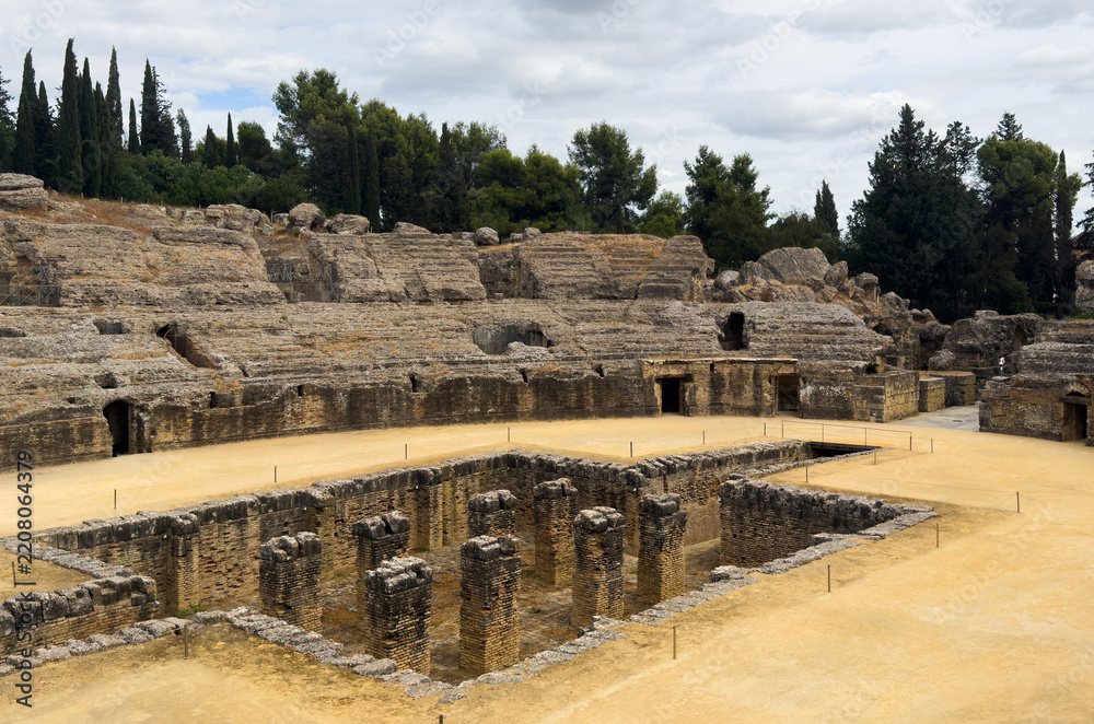 Obraz premium The arena in the amphitheater of Italica, an archaeological site at the outskirts of Seville 
