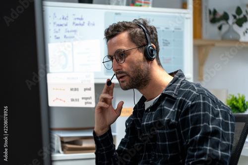 Obraz na plátně Focused IT support assistant working on a customer helpline in a corporate office