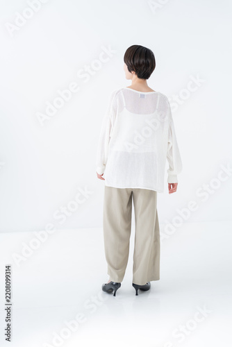 女性の全身