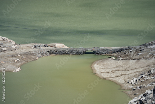 Tiefer Wasserstand am Grimselsee mit alter Grimselbrücke