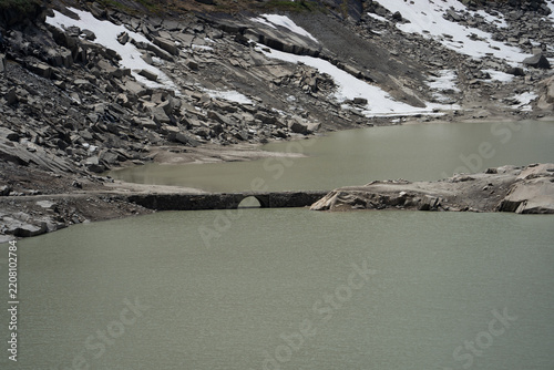 Tiefer Wasserstand am Grimselsee mit alter Grimselbrücke
