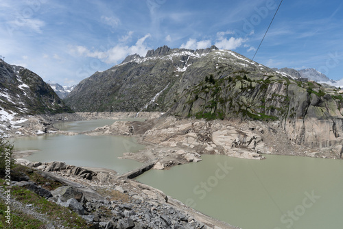 Tiefer Wasserstand am Grimselsee mit alter Grimselbrücke