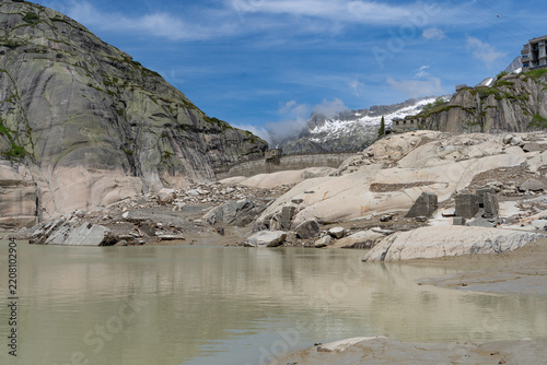 Tiefer Wasserstand am Grimselsee mit alter Grimselbrücke