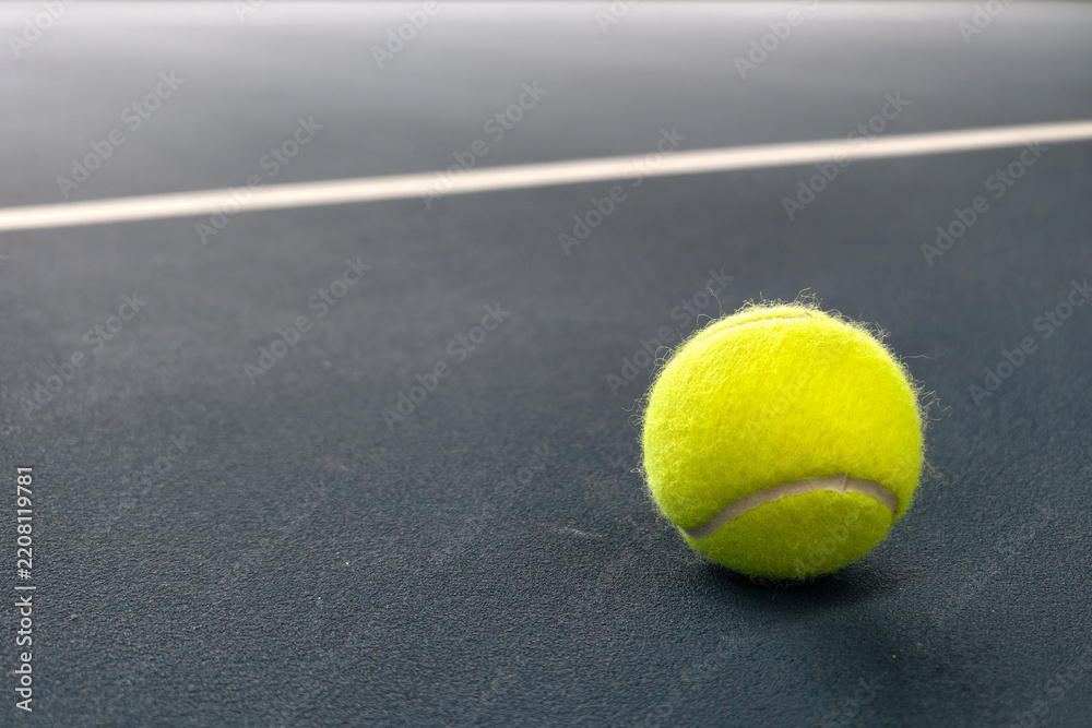 Obraz premium Tennis ball on a blue court surface