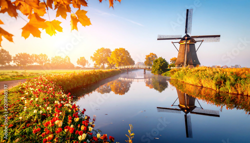 Holländische Windmühle am Kanal im Herbstlicht
