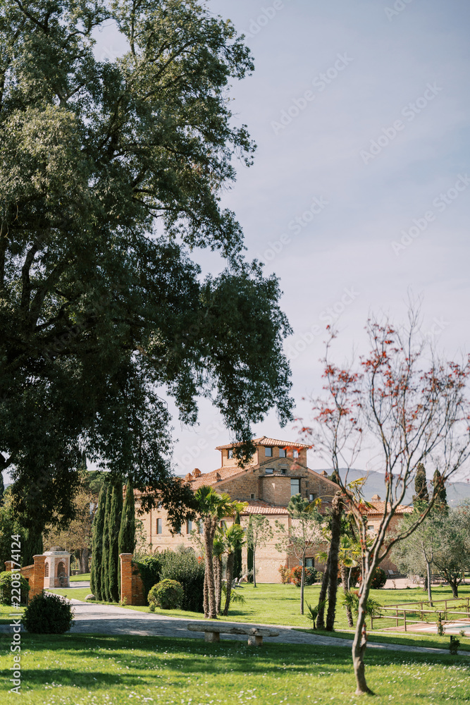 Obraz premium Historic Tuscan Villa Surrounded by Lush Gardens