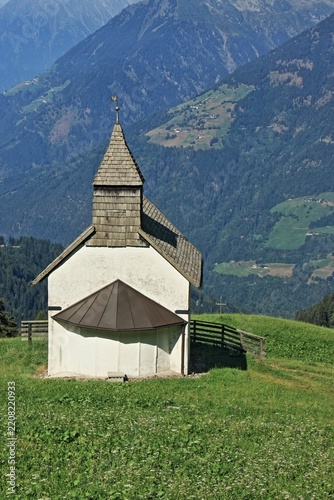 Obraz na plátně Scena, paesi di montagna vicino Merano in Alto Adige, Norditalia