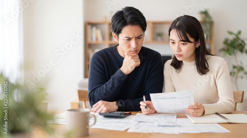 書類を見ながら真剣な表情で家計や相談事に向き合う夫婦