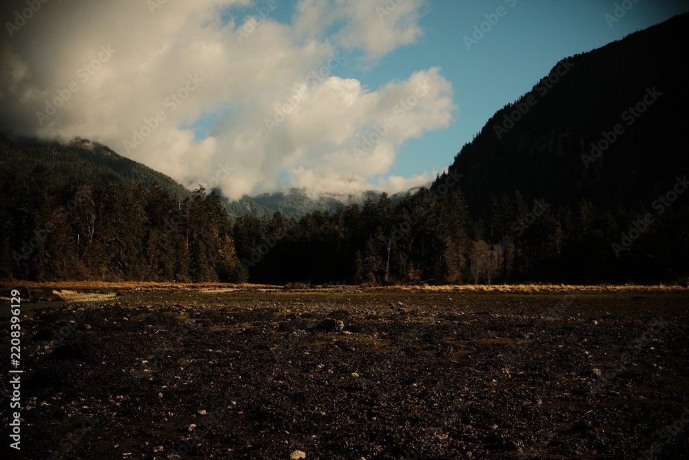 Obraz premium Tidal flat with mountains at sunset