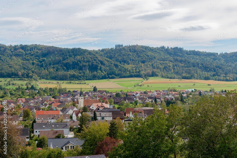 Fototapeta premium Bohlingen im Hegau (Landreis Konstanz). Ein beschauliches Barockdorf, dessen Mittelpunkt die Kirche St. Pankratius bildet. Im Süden den Schienerberg, im Norden an den Galgenberg mit seinen Weinbergen