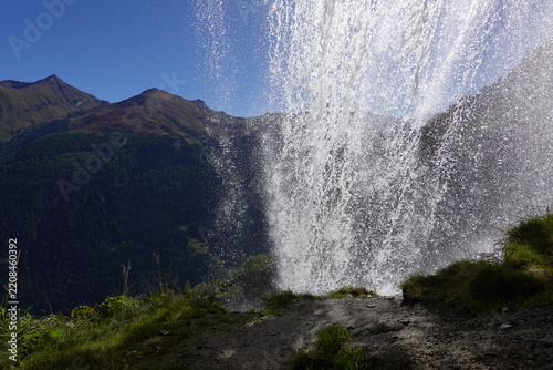 Die Kraft des Wassers - Ausblick hinter dem Wasserfall hervor - the power of water - view from behind a waterfall