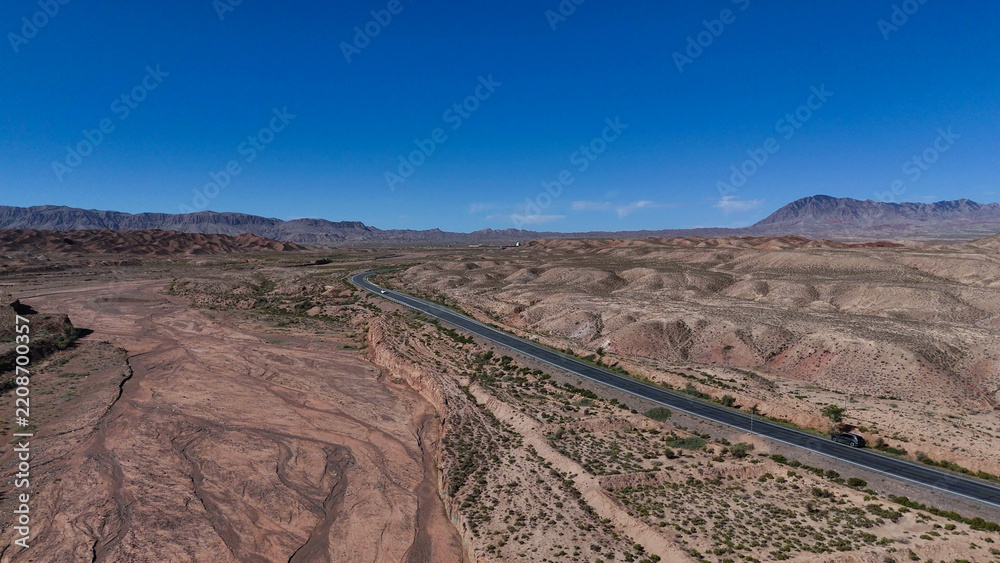 Fototapeta premium winding road landscape in desert canyon