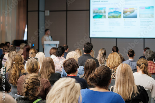 Fotografie Tourism seminar attendees face projected destination photographs during an indoor presentation