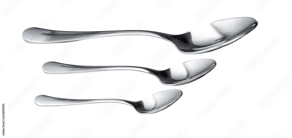Obraz premium Different sizes of silver spoons arranged in a row on a plain background