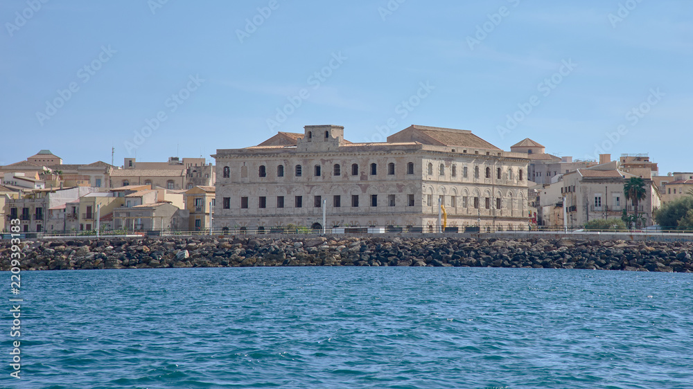 Obraz premium Sea view of the historic Bourbon Prison on the sunny coast of Ortigia, Syracuse, Italy