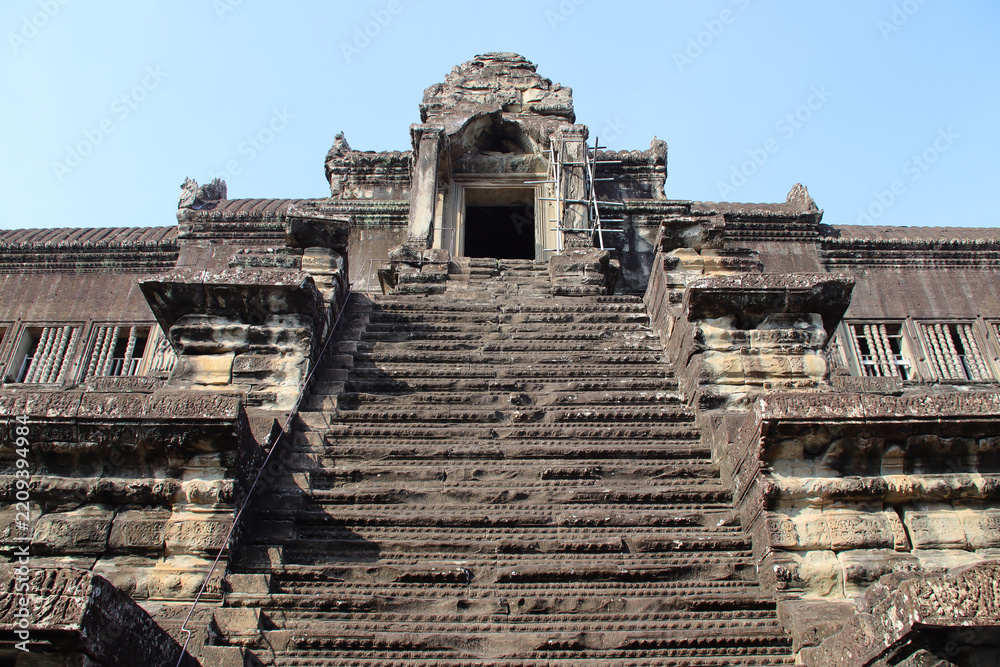 Obraz premium ruined khmer hindu and buddhist temple (angkor wat) in angkor in siem reap in cambodia 